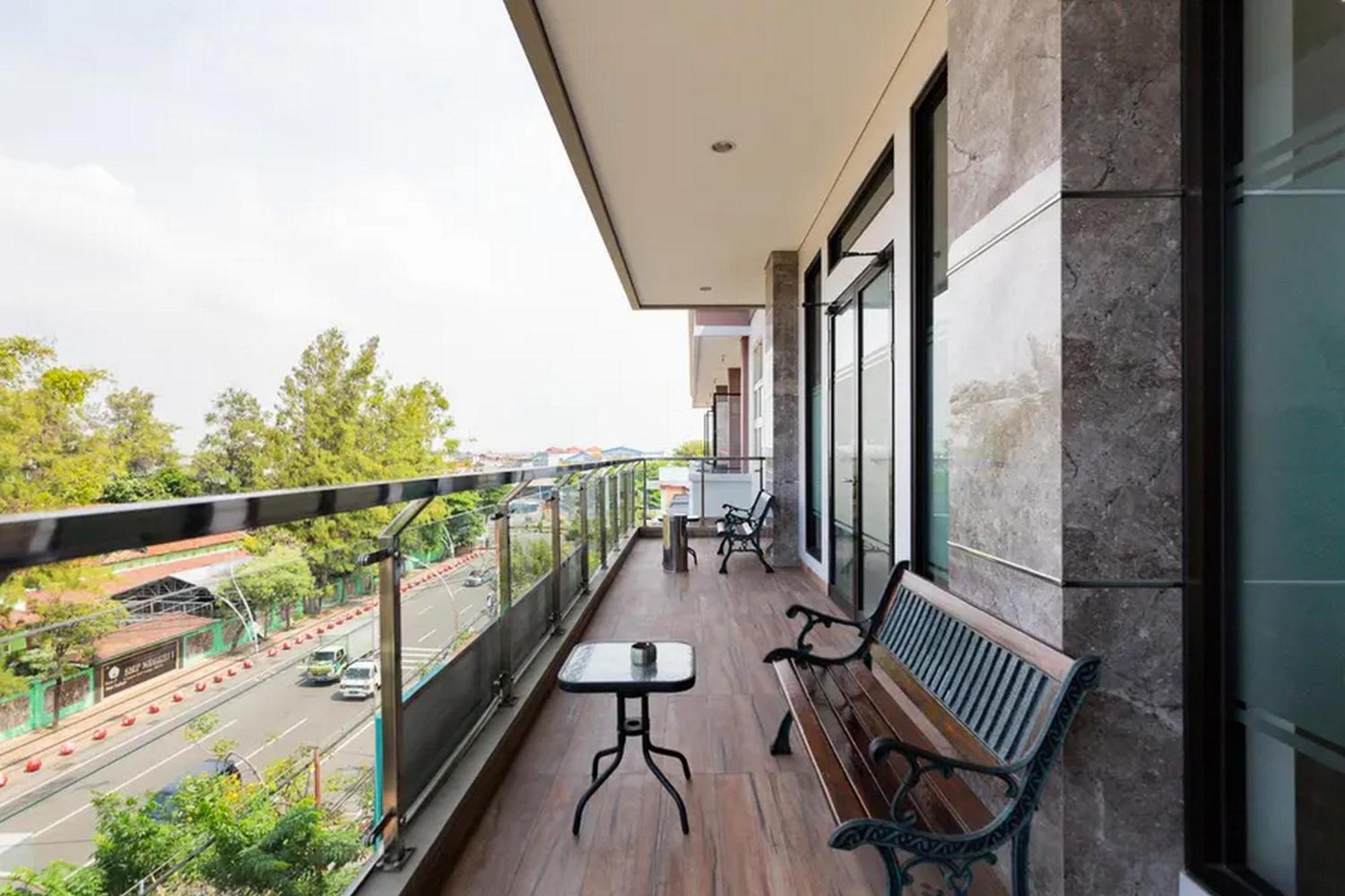 Sans Hotel Rajawali Surabaya By Reddoorz Krembangan Esterno foto