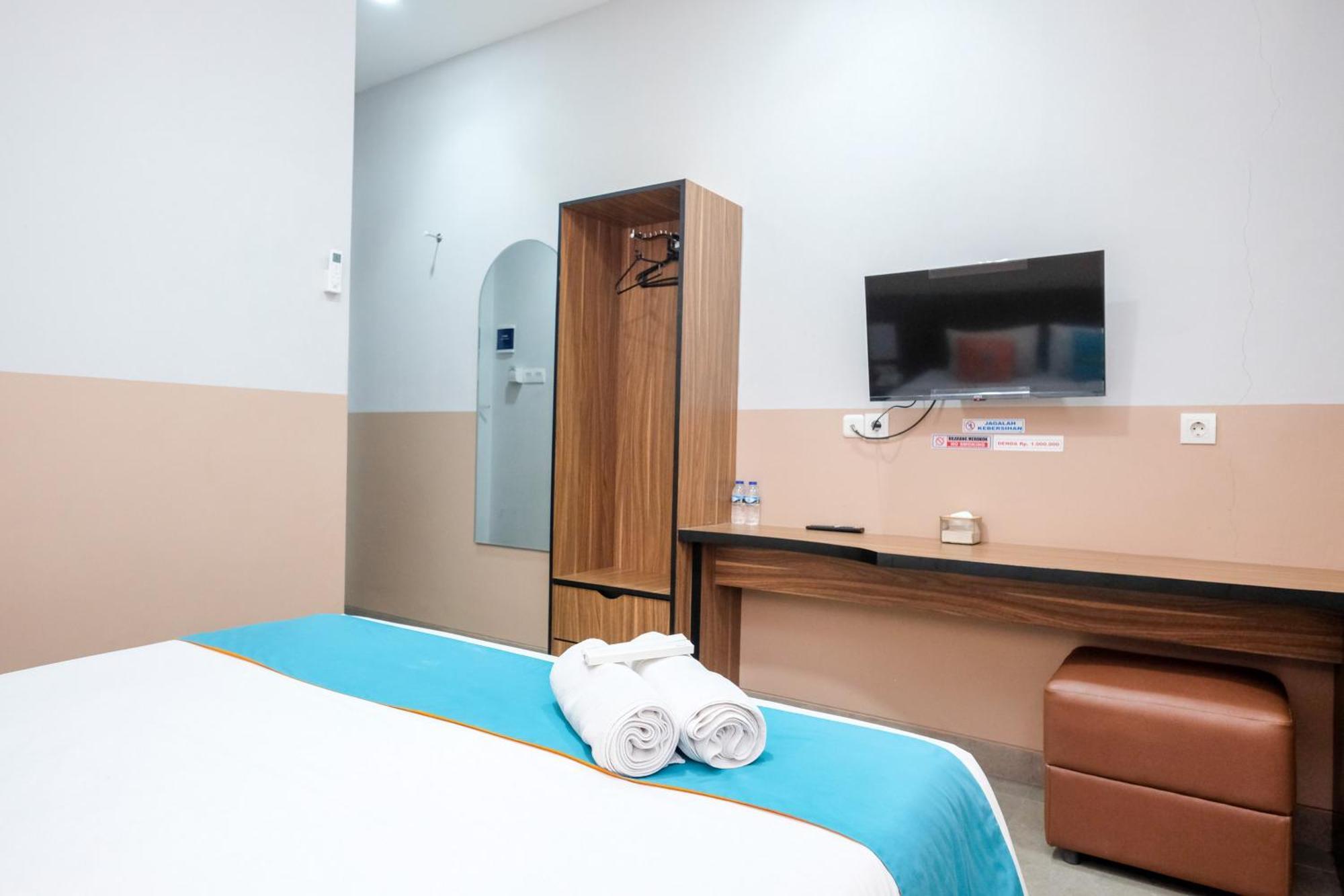 Sans Hotel Rajawali Surabaya By Reddoorz Krembangan Esterno foto