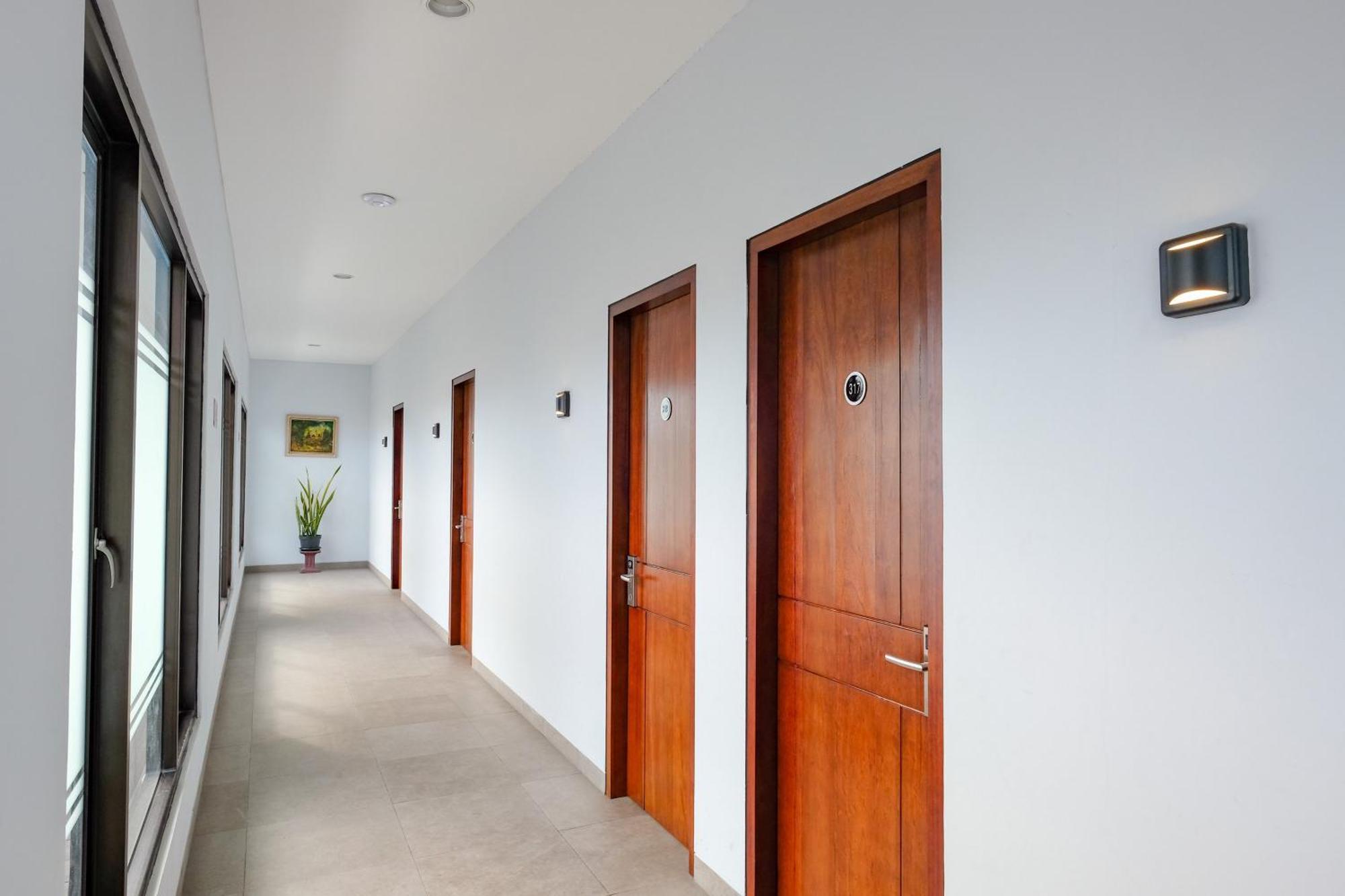 Sans Hotel Rajawali Surabaya By Reddoorz Krembangan Esterno foto