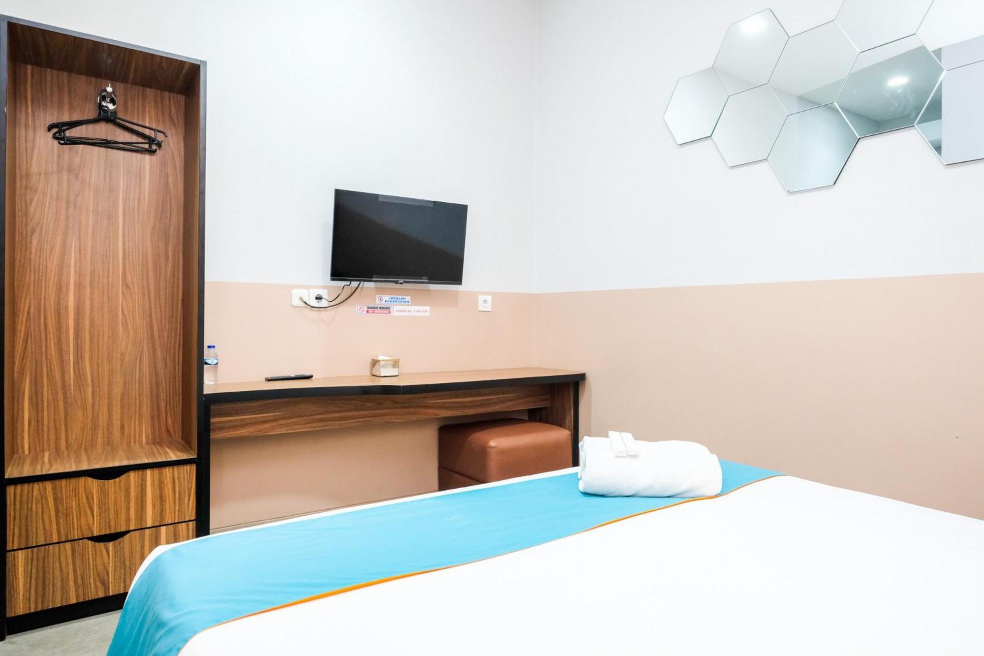 Sans Hotel Rajawali Surabaya By Reddoorz Krembangan Esterno foto