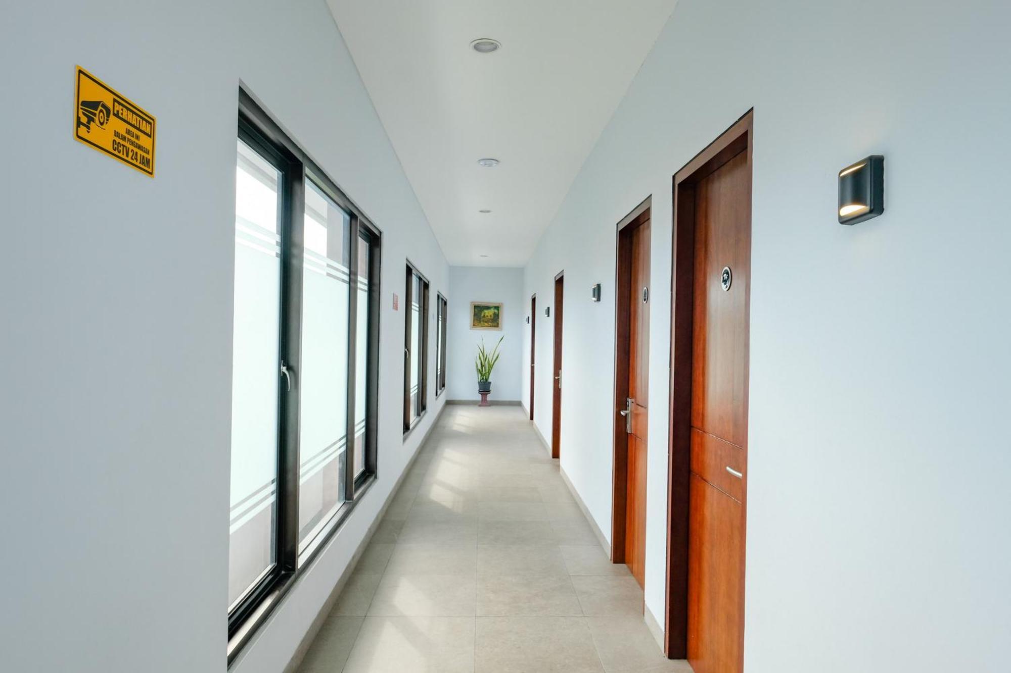 Sans Hotel Rajawali Surabaya By Reddoorz Krembangan Esterno foto