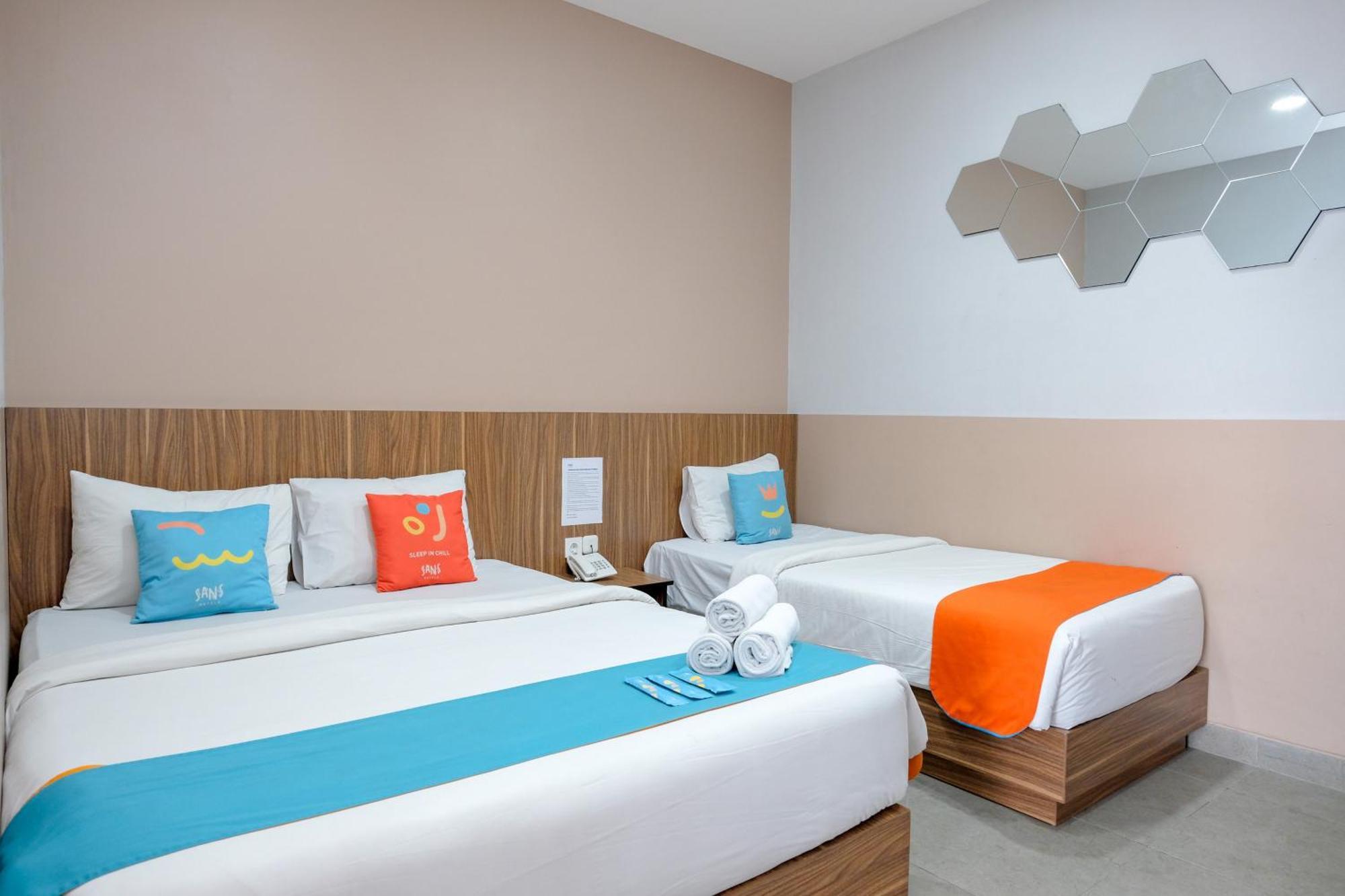 Sans Hotel Rajawali Surabaya By Reddoorz Krembangan Esterno foto