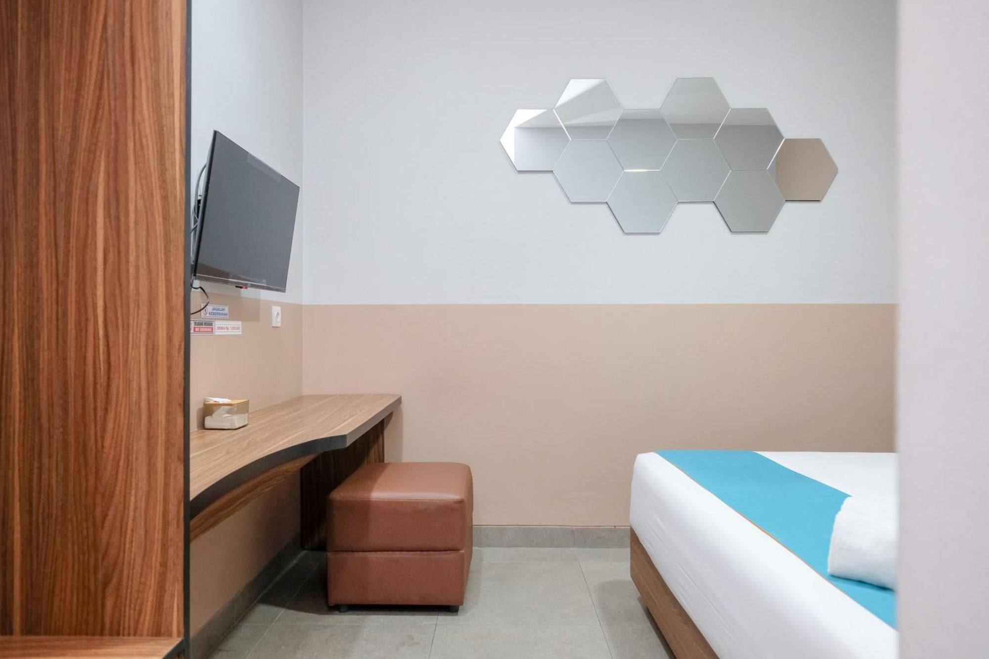 Sans Hotel Rajawali Surabaya By Reddoorz Krembangan Esterno foto