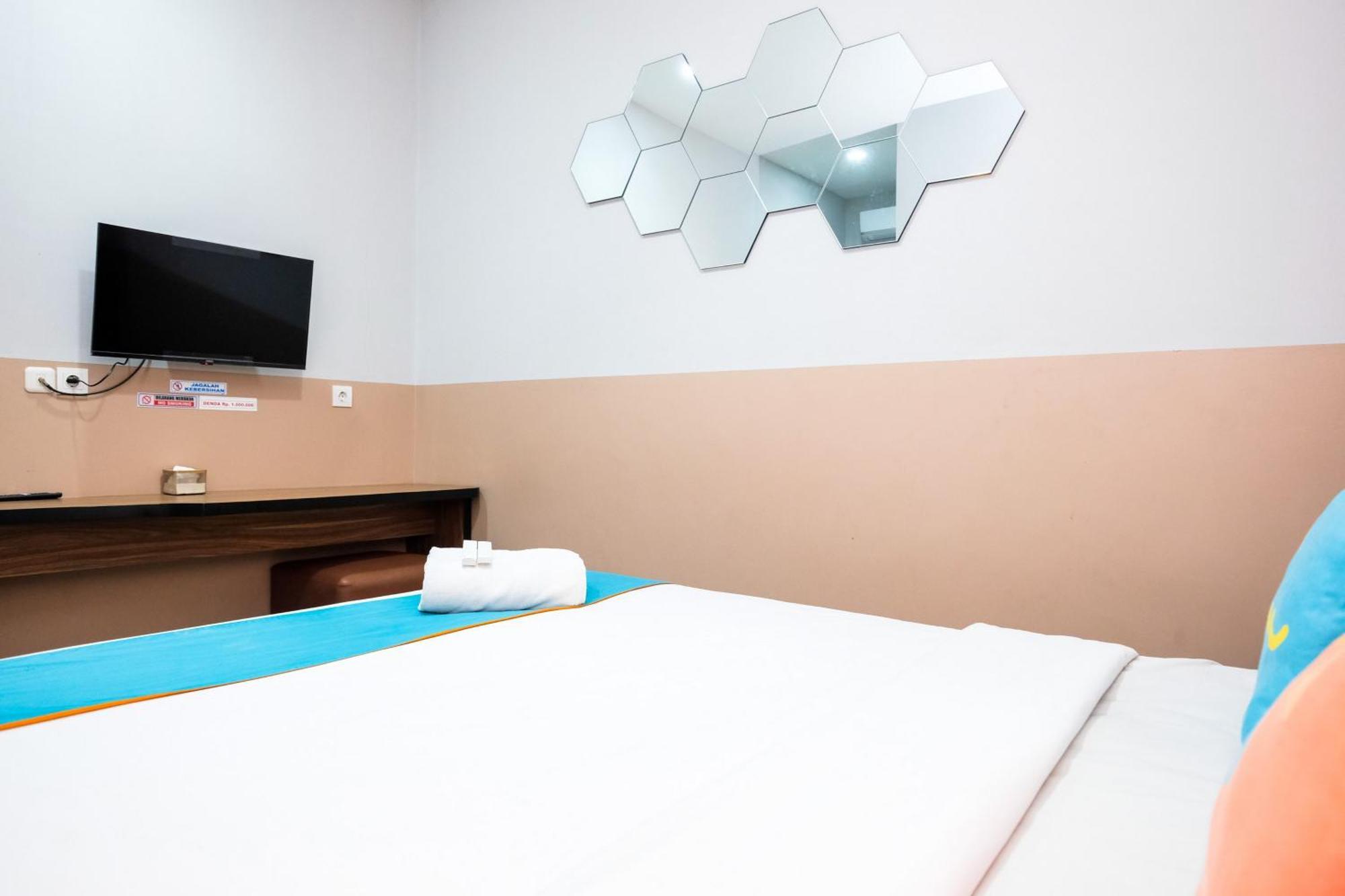 Sans Hotel Rajawali Surabaya By Reddoorz Krembangan Esterno foto